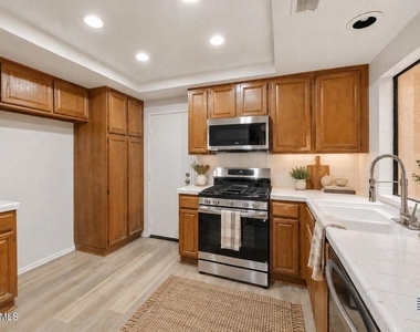 460 Country Club Drive - Photo Thumbnail 10