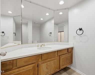 460 Country Club Drive - Photo Thumbnail 13