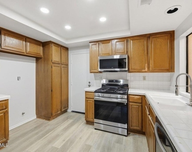 460 Country Club Drive - Photo Thumbnail 11