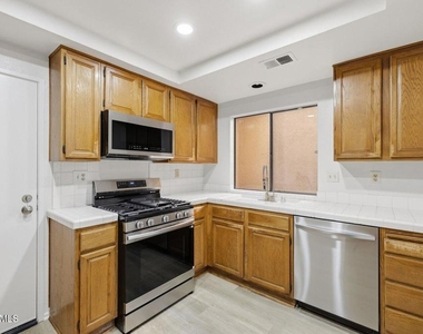 460 Country Club Drive - Photo Thumbnail 12