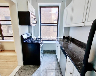 676 Riverside Drive - Photo Thumbnail 4