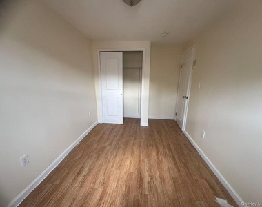 18-19 College Point Boulevard - Photo Thumbnail 7