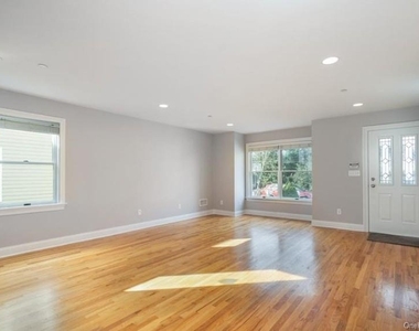 186 Woodside Avenue - Photo Thumbnail 5