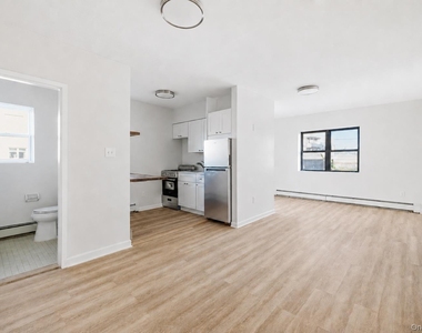 475 W Broadway - Photo Thumbnail 6