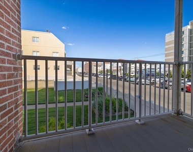 475 W Broadway - Photo Thumbnail 1