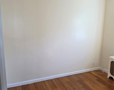 195-25 Woodhull Avenue - Photo Thumbnail 10