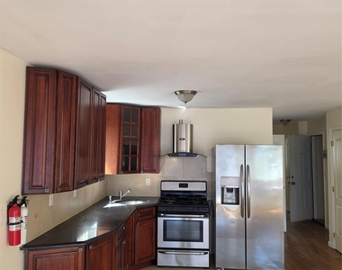 195-25 Woodhull Avenue - Photo Thumbnail 3