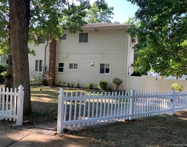 1093 Round Swamp Road - Photo Thumbnail 6