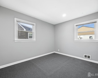 48 Buchanan Avenue - Photo Thumbnail 8