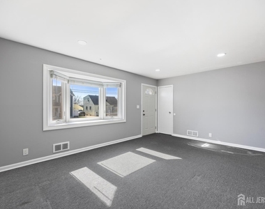 48 Buchanan Avenue - Photo Thumbnail 2