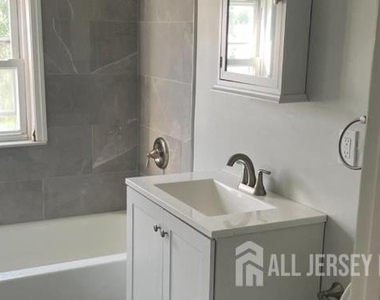 593 Penn Street - Photo Thumbnail 2
