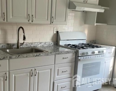593 Penn Street - Photo Thumbnail 3