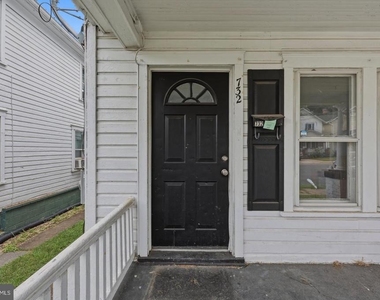 730 W John Street - Photo Thumbnail 9
