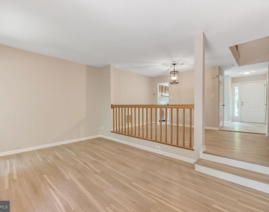 1657 Oak Spring Way - Photo Thumbnail 4