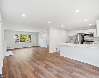 8009 Gosport Lane - Photo Thumbnail 6