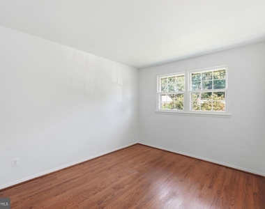 8009 Gosport Lane - Photo Thumbnail 14