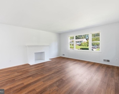 8009 Gosport Lane - Photo Thumbnail 3