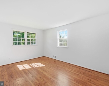 8009 Gosport Lane - Photo Thumbnail 12