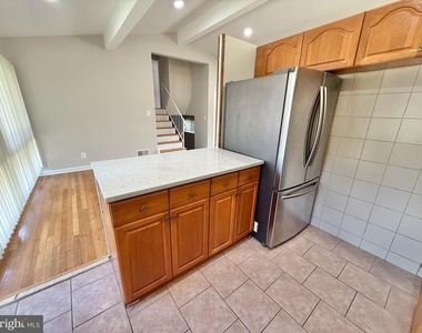 7700 Glenister Drive - Photo Thumbnail 6