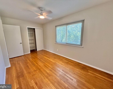 7700 Glenister Drive - Photo Thumbnail 15