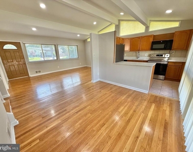 7700 Glenister Drive - Photo Thumbnail 4