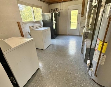 7700 Glenister Drive - Photo Thumbnail 20