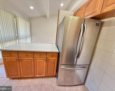 7700 Glenister Drive - Photo Thumbnail 7
