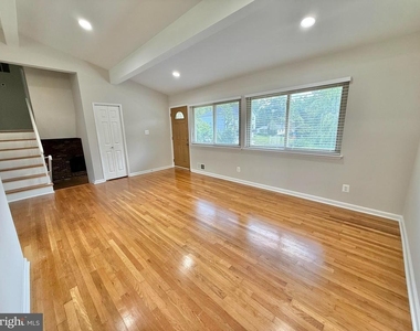 7700 Glenister Drive - Photo Thumbnail 3