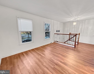 7338 Mallory Lane - Photo Thumbnail 11