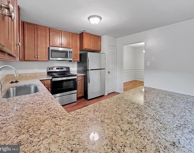 7338 Mallory Lane - Photo Thumbnail 4