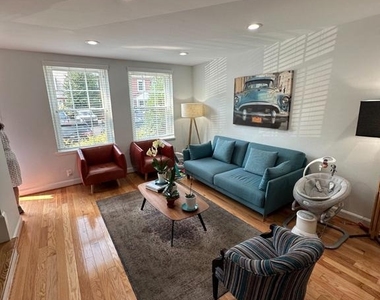 3021 S Buchanan Street - Photo Thumbnail 5