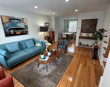 3021 S Buchanan Street - Photo Thumbnail 3