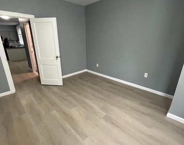 5917 Spruce Street - Photo Thumbnail 10