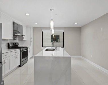 1600 N Bodine Street - Photo Thumbnail 5