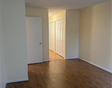 1100 Clarendon Street - Photo Thumbnail 17