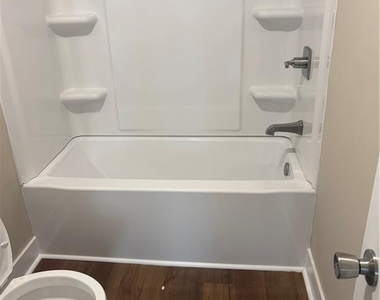 523 Oakwood Avenue - Photo Thumbnail 11