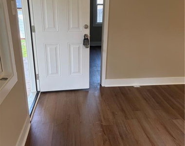 523 Oakwood Avenue - Photo Thumbnail 2