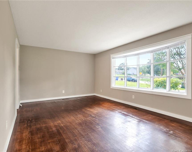 604 Roundtree Drive - Photo Thumbnail 4