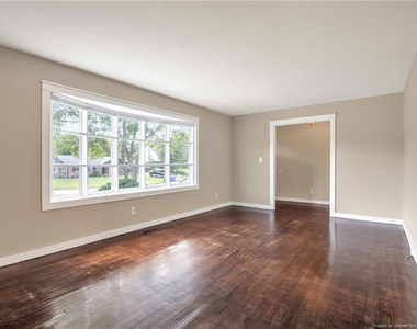 604 Roundtree Drive - Photo Thumbnail 5