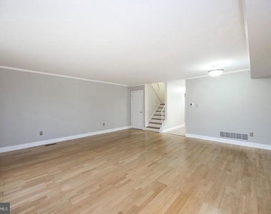 328 Carlyn Court - Photo Thumbnail 8