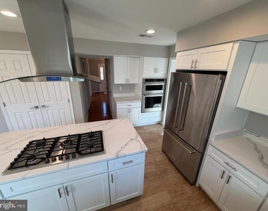 6111 Richmanor Terrace - Photo Thumbnail 2