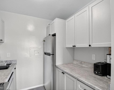 10401 Grosvenor Place - Photo Thumbnail 7