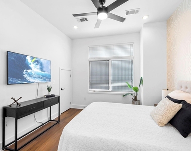 1702 S Lamar Blvd - Photo Thumbnail 8