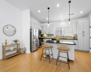 1702 S Lamar Blvd - Photo Thumbnail 3