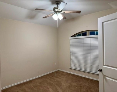 712 Manzano Ln - Photo Thumbnail 5