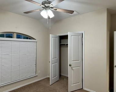 712 Manzano Ln - Photo Thumbnail 6