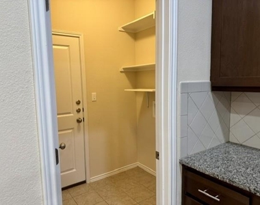 712 Manzano Ln - Photo Thumbnail 9