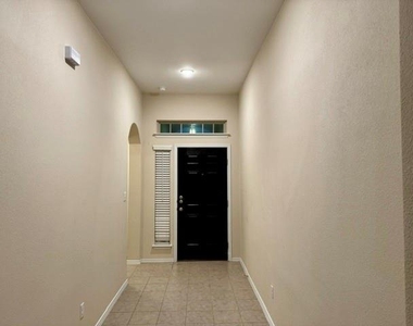 712 Manzano Ln - Photo Thumbnail 2