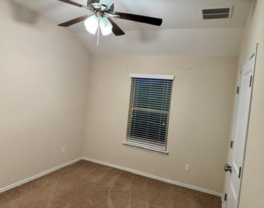 712 Manzano Ln - Photo Thumbnail 3
