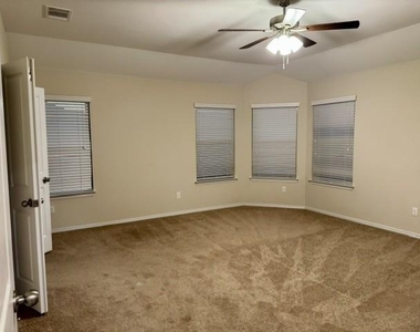 712 Manzano Ln - Photo Thumbnail 12